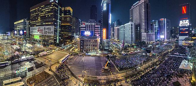 2026년 3월 21일 서울 광화문광장에서 BTS의 무료 컴백 공연 ‘아리랑’이 열리고 있다. 정치 집회의 무대였던 광화문은 이날 전 세계가 주목한 K-컬처 플랫폼으로 변모했고, 강화된 안전 관리 속에서 축제와 통제가 겹쳐지는 동시대 도시 광장의 풍경을 보여줬다. 파노라마로 촬영했다. / 고운호 기자