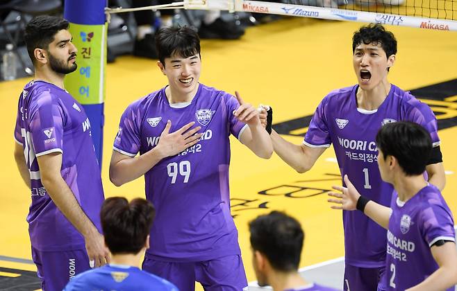 우리카드 김지한(99번)이 공격을 성공한 뒤 기뻐하고 있다. / 박재만 스포츠조선 기자