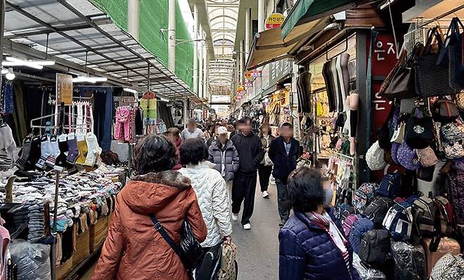 지난 3월 8일 대구 중구 서문시장 한 골목에 시민들이 오가고 있다. 이날 만난 대구 유권자들은 “지역 경제가 어려운데 야당이 무력해서 걱정”이라고 입을 모았다. /이용규 기자