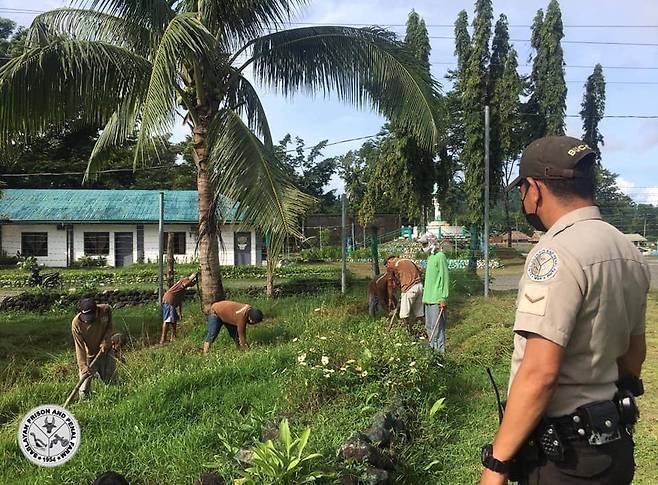 필리핀 사블라얀 교도소 수감자들이 농사일을 하고 있다. /필리핀 법무부 산하 교정국 페이스북 캡처