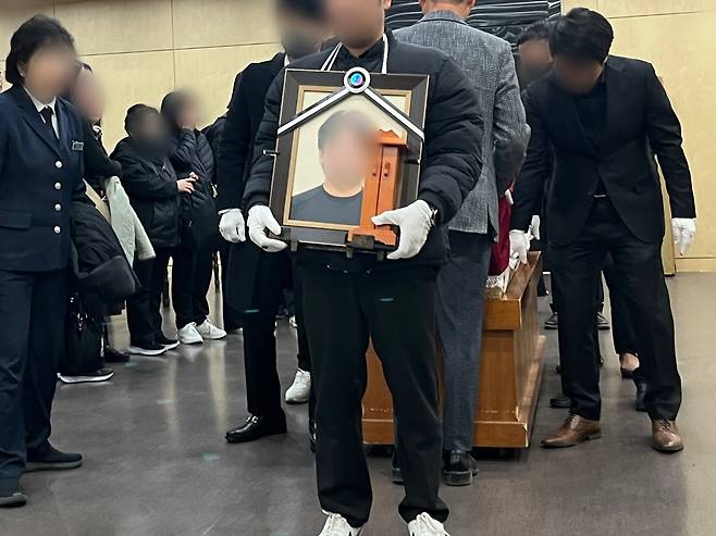 25일 대전 서구 을지대학교병원 장례식장에서 안전공업 화재 희생자의 영정과 관이 운구되고 있다. 우수아 수습기자