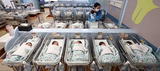 경기도 고양시 CHA의과학대학교 일산차병원 신생아실에서 간호사가 신생아를 돌보고 있다.ⓒ연합뉴스