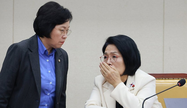 지난해 12월 10일 국회에서 열린 과학기술정보방송통신위원회 전체회의에서 과방위원장인 더불어민주당 최민희 의원(오른쪽)과 간사인 김현 의원이 대화하고 있다. ⓒ연합뉴스