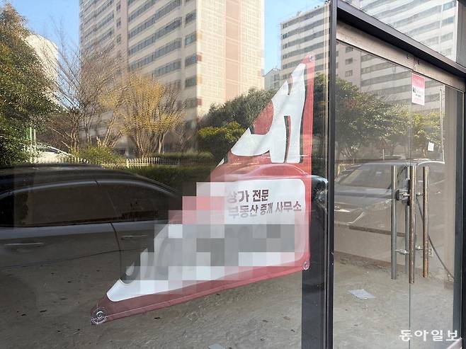 제주에서 인구가 가장 많은 제주시 노형동의 한 상가건물에 임대 현수막이 걸려있다. 게시한 지 오래된 듯 현수막 일부가 떨어져 있다. 송은범 기자 seb1119@donga.com