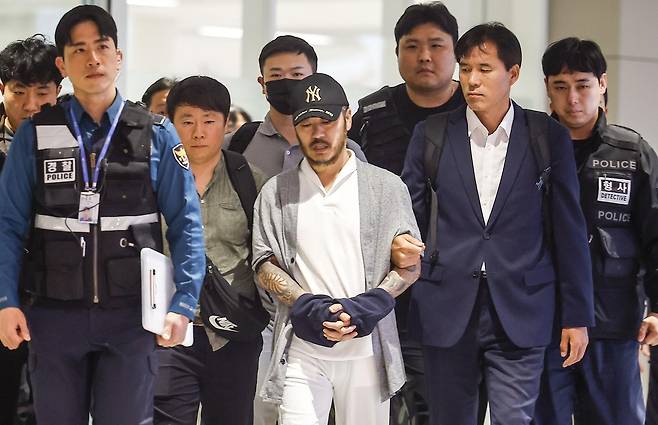 필리핀에서 이른바 ‘전세계’라는 활동명으로 마약을 유통했던 박왕열 씨가 25일 인천국제공항 제2터미널을 통해 송환되고 있다. 인천공항=뉴시스