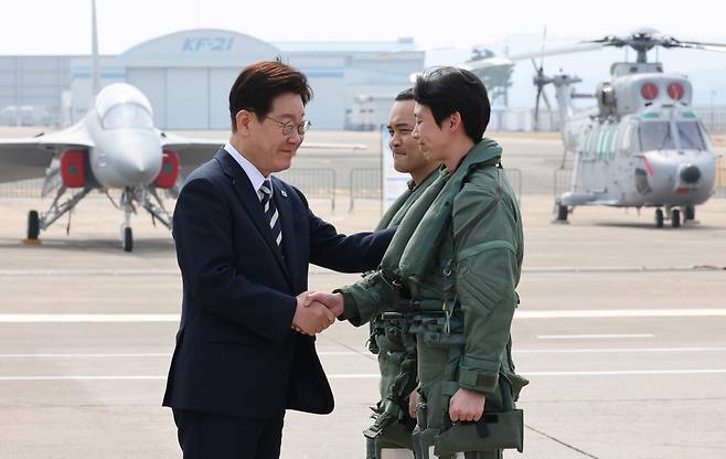 이재명 대통령이 25일 오후 경남 사천시 KAI(한국항공우주)에서 열린 KF-21 양산 1호기 출고식에서  전승현(중령), 정다정(중령) 조종사와 악수하고 있다. 사천= 청와대사진기자단