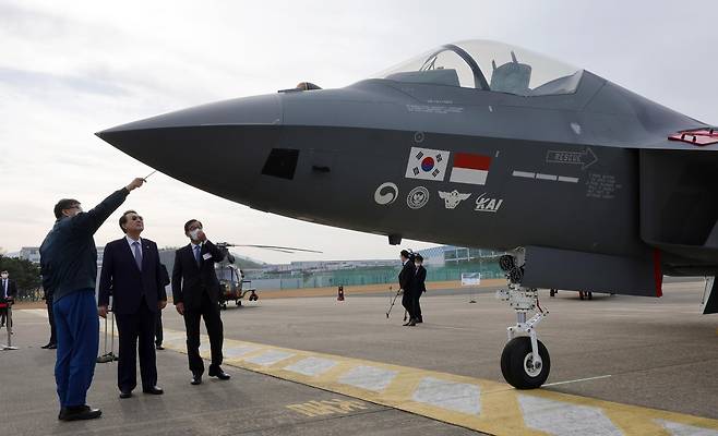 윤석열 대통령이 22년 11월 24일 오전 경남 사천 한국항공우주산업(KAI)에서 열린 방산 수출 전략회의에 야외전시장에서 KF-21 시제 3호기를 살펴보고 있다. 대통령실사진기자단