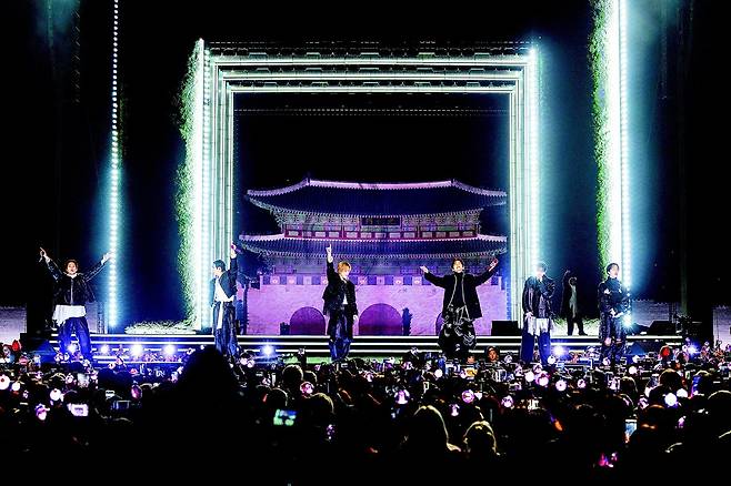 방탄소년단(BTS)이 21일 서울 광화문광장에서 ‘BTS 컴백 라이브: 아리랑’ 발매 기념 컴백 공연을 하고 있다. 빅히트 뮤직·넷플릭스 제공