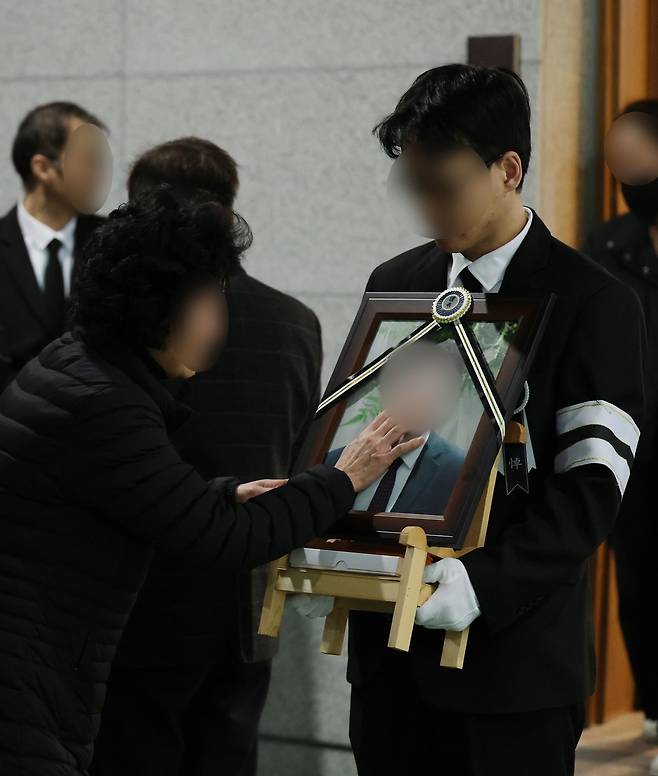 25일 대전 충남대병원 장례식장에서 공장 화재로 74명의 사상자가 발생한 안전공업 희생자 최 모씨의 발인에서 유가족이 슬퍼하고 있다. 2026.3.25/뉴스1