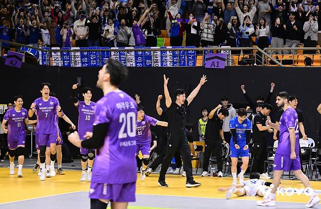 승리가 확정된 직후 기뻐하는 우리카드 선수들. KOVO 제공