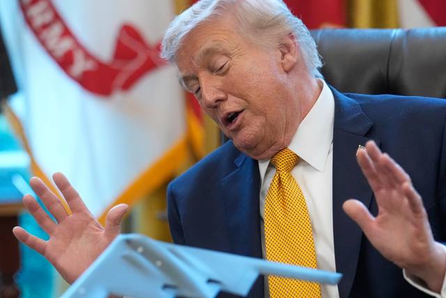 도널드 트럼프 미국 대통령이 지난 16일(현지시간) 워싱턴 백악관 집무실에서 발언하고 있다.  [AP=연합뉴스]