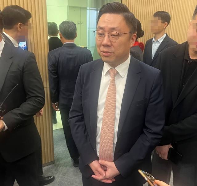 김정규 SK스퀘어 사장이 25일 서울 을지로 SK스퀘어 본사에서 열린 주주총회 후 기자들 질문에 답하고 있다. 이혜선기자