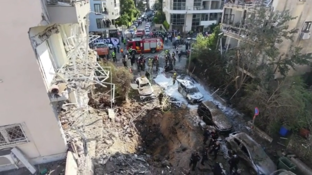 3월 24일(현지시간) 이스라엘 최대도시 텔아비브 도심 한 주택가에 낙하한 이란제 미사일이 폭발해 인근 건물 3채가 파손되고 4명의 주민이 경미한 부상을 입은 것으로 전해졌다.[타임스오브이스라엘 보도 영상 갈무리]