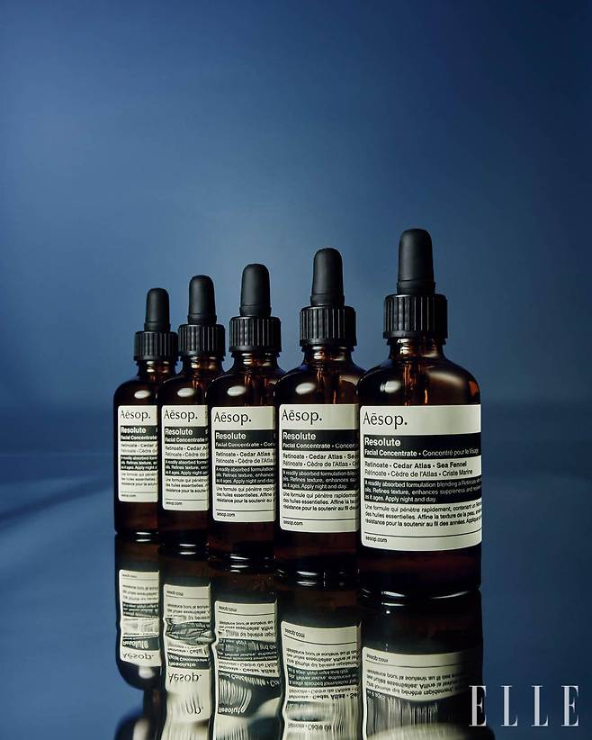 피부 자극을 최소화해 다양한 피부 타입도 안심하고 사용할 수 있다. 약해지기 쉬운 피부 장벽에 영양을 공급해 근시안적 피부 개선보다 장기적으로 축적되는 피부 변화를 이끌어내는 레졸루트 페이셜 컨센트레이트, 25ml 14만6천원, 60ml 24만원, Aēsop.
