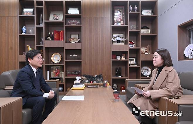 전종학 대한변리사회 회장(왼쪽)과 김지선 전자신문 SW/AI산업부 부장이 대담하고 있다. 박지호기자 jihopress@etnews.com