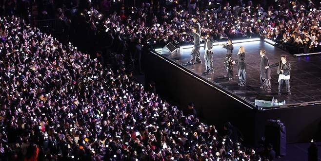 방탄소년단(BTS)이 21일 서울 종로구 광화문광장에서 컴백을 기념해 'BTS 컴백 라이브 : 아리랑' 공연을 하고 있다. 뉴시스