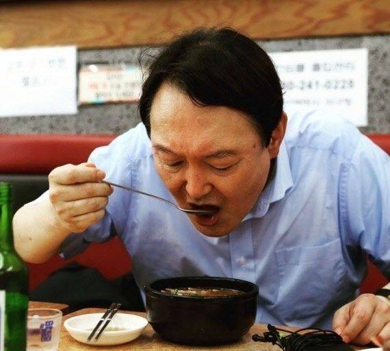 지난 2021년 7월 당시 야권 대권주자였던 윤석열 전 대통령이 부산 서구의 한 식당을 방문, 지역 국회의원들과 함께 소주를 곁들이며 식사하고 있다. 사진=윤석열 전 대통령 SNS