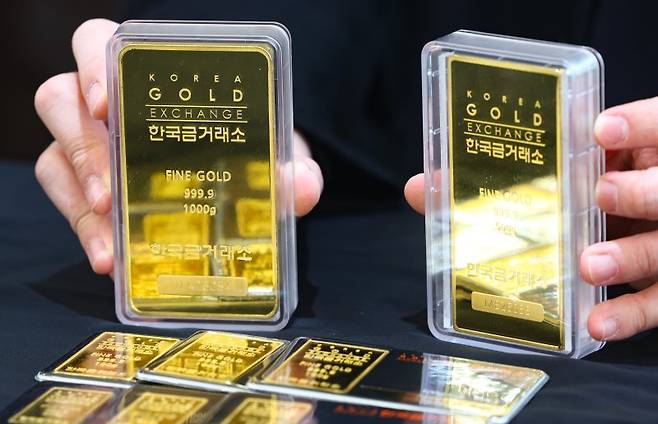 금 가격이 급락한 지난 24일 서울 종로구 한국금거래소에서 직원이 골드바 등 금 제품을 정리하고 있다. 뉴시스