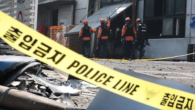 24일 오전 사상자 74명이 발생한 대전 안전공업 공장 화재 참사의 원인을 밝히기 위해 안전보건공단과 노동당국과 소방이 현장 감식을 진행하고 있다. 뉴스1
