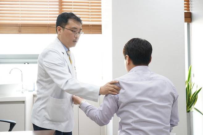 어깨 회전근개는 어깨관절 주변을 둘러싼 네 개의 근육·힘줄로, 팔을 들어 올리고 앞으로 뻗는 동작과 안쪽·바깥쪽 회전에 관여하는 핵심 구조다. /사진=뉴시스