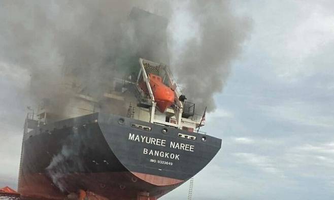 미국과 이스라엘과 이란 전쟁 4주 동안 이란 인근 해역에서 최소 16건의 선박 공격이 발생했다. 사진은 지난 11일 호즈무르 해협에서 피격된 태국 화물선. 뉴시스