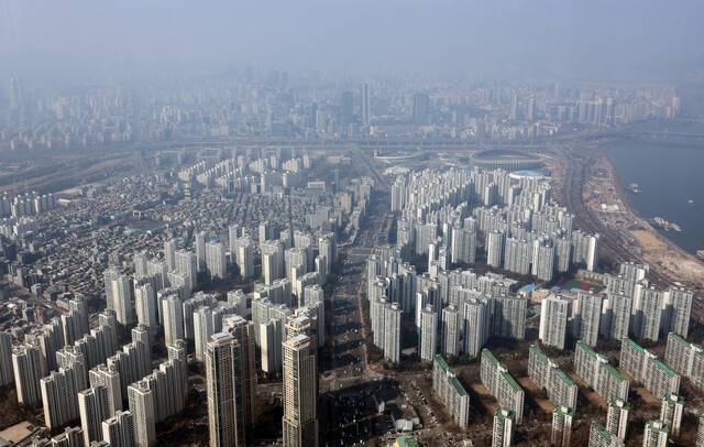 서울 송파구 롯데월드타워에서 바라본 강남3구 아파트 모습. 연합뉴스