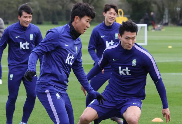 손흥민과 조규성, 이재성, 이태석 등이 영국 런던 북서쪽 밀턴킨스에서 훈련하고 있다. 밀턴킨스/연합뉴스