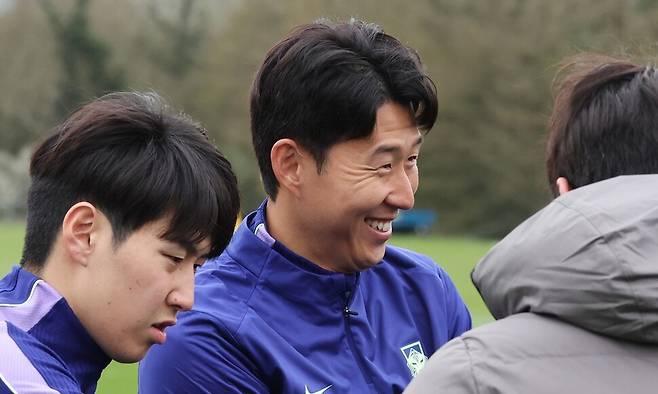 손흥민과 이강인이 24일(현지시각) 영국 런던 북서쪽 밀턴킨스 캠프에서 열린 대표팀 유럽 원정 첫 훈련을 준비하고 있다. 밀턴킨스/연합뉴스