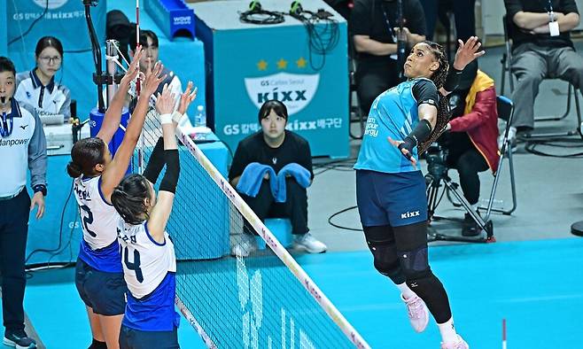 지에스(GS)칼텍스 지젤 실바가 지난달 16일 서울 장충체육관에서 열린 현대건설과 V리그 경기에서 양효진과 자스티스의 수비벽을 앞에 두고 공격을 하고 있다. 한국배구연맹 제공