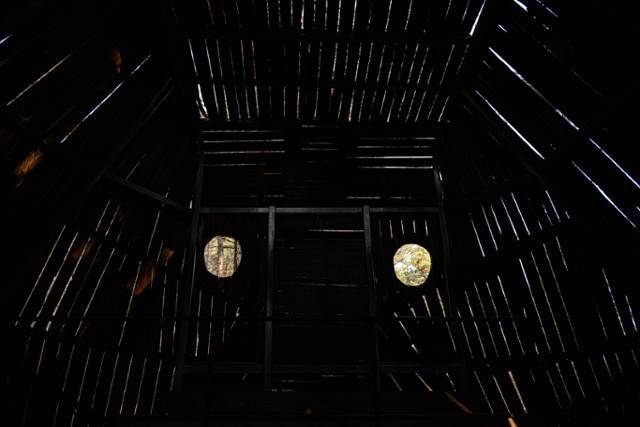 연미산자연미술공원에 전시된 '솔곰'은 관람객이 내부로 들어가 감상할 수 있는 작품이다. 솔곰의 머리 내부 모습.