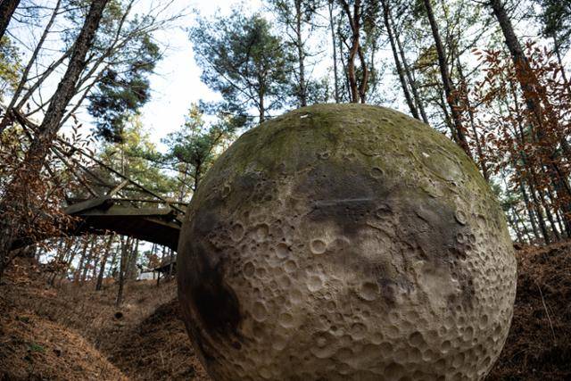 연미산자연미술공원에 전시된 허강 작가의 '달빛 드로잉'.