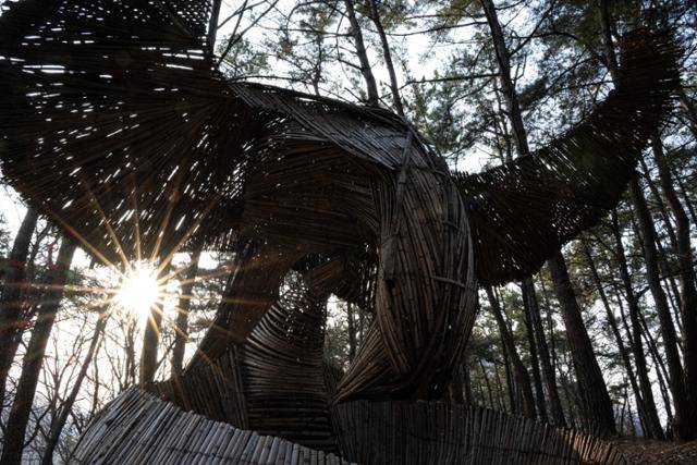 조르디 NN 작가의 '뷰유하는 성소'가 연미산자연미술공원에 전시돼 있다.