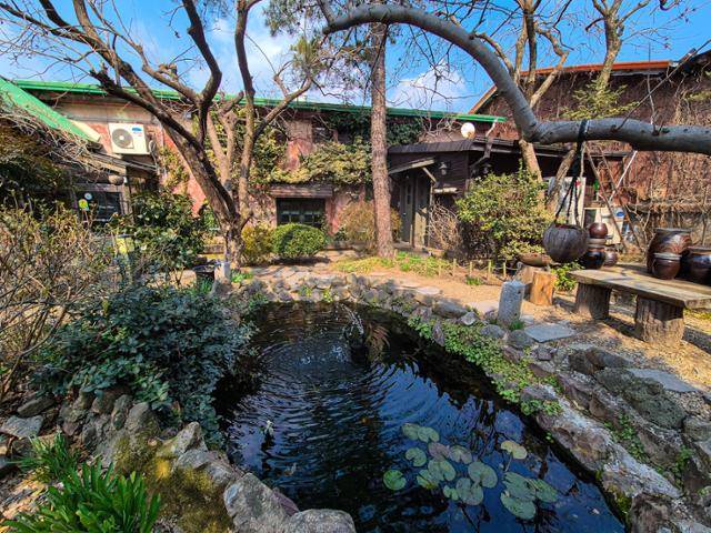 자연미술관Ko 옆 건물 '고가네 칼국수'는 같은 방직 공장을 개보수해 만들었다.