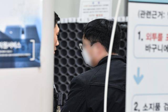 북한에 무인기를 보낸 혐의를 받는 대학원생 오모씨가 지난달 26일 서울 서초동 서울중앙지법에서 열린 구속 전 피의자 심문에 출석하고 있다. 윤기훈 인턴기자