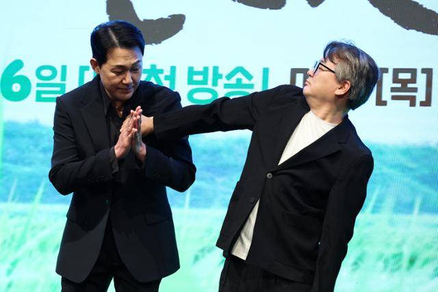 배우 박성웅(왼쪽)과 이서환이 25일 서울 구로구 더세인트에서 열린 KBS2 드라마 '심우면 연리리' 제작발표회에서 포즈를 취하고 있다. 연합뉴스