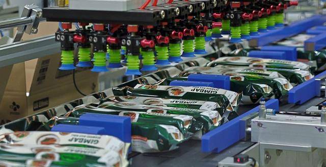 충북 진천군의 CJ블로썸캠퍼스 냉동김밥 자동화 라인에서 김밥 포장이 이뤄지고 있다. CJ제일제당 제공