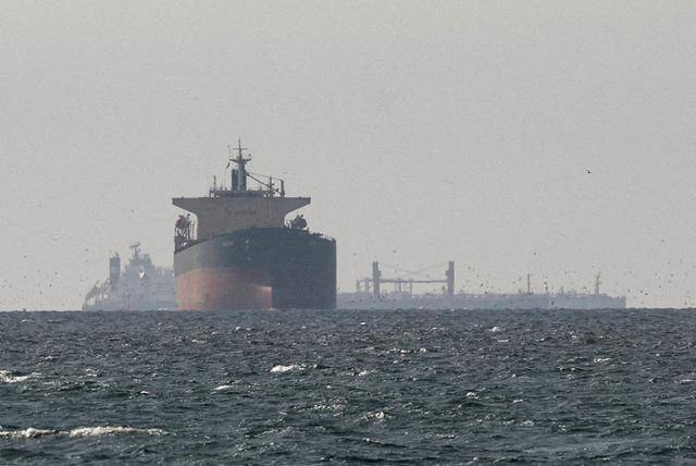 오만 무산담주와 접경한 아랍에미리트(UAE)의 라스알카이마 북부에서 11일 바라본 호르무즈해협 인근 화물선들. 라스알카이마=로이터 연합뉴스
