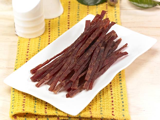 육포를 선택할 때는 재료 목록이 간결하고 간단하며, 첨가당이 최소화되고 나트륨 함량이 낮은 제품을 선택​하는 것이 좋다./사진=게티이미지뱅크