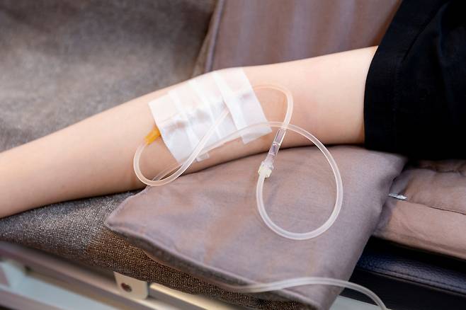 수액을 맞을 때, 소량이 공기가 유입된다고 해서 공기 색전증이 생기지는 않는다. /클립아트코리아
