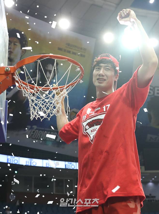 사진은 지난 2016~17 프로농구 챔피언결정전 6차전서 삼성을 꺾고 통합 우승을 확정한 뒤 세리머니를 펼치고 있는 양희종. 사진=김민규 기자