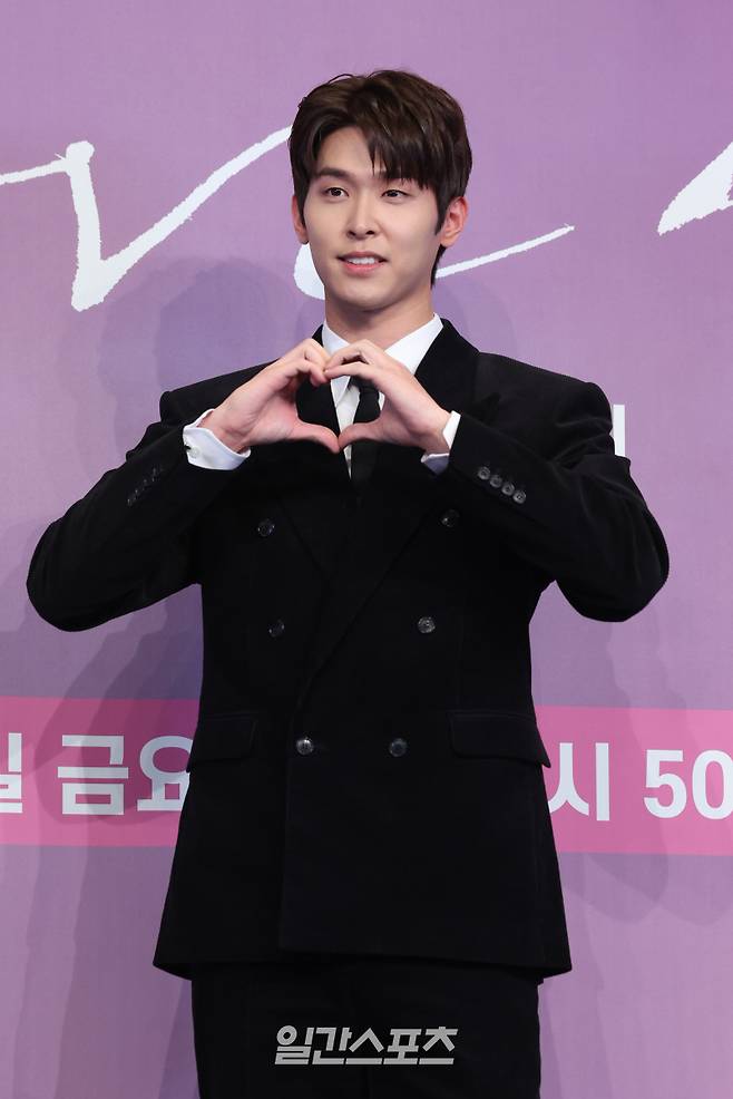 배우 이시우가 18일 오후 서울 구로구 더링크호텔에서 열린 JTBC 새 금요시리즈 '러브 미' 제작발표회에 참석해 포토타임을 갖고 있다. 서병수 기자 qudtn@edaily.co.kr /2025.12.18/