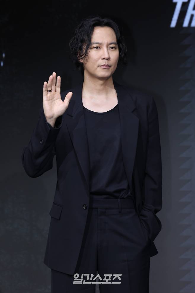 배우 김남길이 22일 오전 서울 마포구 호텔 나루 서울 엠갤러리에서 열린 넷플릭스 시리즈 '트리거' 제작발표회에 참석해 포토타임을 갖고 있다. '트리거'는 대한민국에서 출처를 알 수 없는 불법 총기가 배달되고 총기 사건이 끊임없이 발생하는 가운데 각자의 이유로 총을 든 두 남자의 이야기를 그린 총기 액션 재난 스릴러. 오는 25일 공개. 서병수 기자 qudtn@edaily.co.kr /2025.07.22/