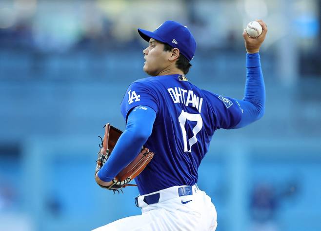 <yonhap photo-3389=""> LOS ANGELES, CALIFORNIA - MARCH 24: Shohei Ohtani #17 of the Los Angeles Dodgers throws against the Los Angeles Angels in the first inning during a spring training game at Dodger Stadium on March 24, 2026 in Los Angeles, California. Ronald Martinez/Getty Images/AFP (Photo by RONALD MARTINEZ / GETTY IMAGES NORTH AMERICA / Getty Images via AFP)/2026-03-25 10:39:17/ <저작권자 ⓒ 1980~2026 ㈜연합뉴스. 무단 전재 재배포 금지, AI 학습 및 활용 금지></yonhap>