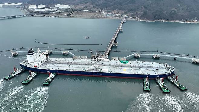 아부다비국영석유사 선박이 여수비축기지에 입항하는 모습 [한국석유공사]