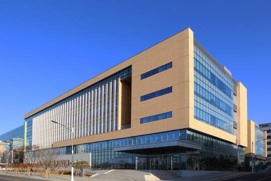 サムスンSDIが全固体バッテリーパイロットラインを着工した京畿道水原市SDI研究所全景。 [사진=삼성SDI]