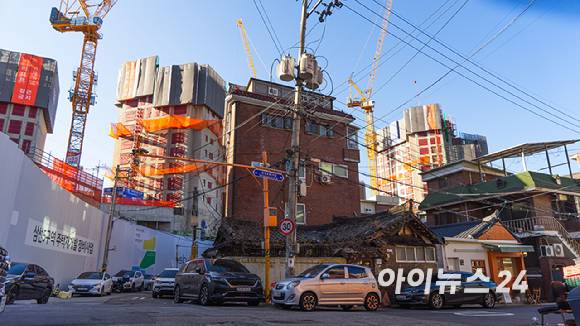 서울 성북구 삼선5구역 재개발 현장 전경. 재개발 공사가 진행 중인 현장 뒤로 기존 저층 주거지와 신축 공사 현장이 맞물려 있다. [사진=김민지 기자]