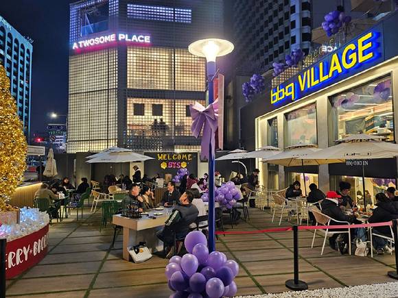 지난 21일 BTS의 상징인 보라색으로 꾸민 BBQ 청계광장점 모습. [사진=BBQ]