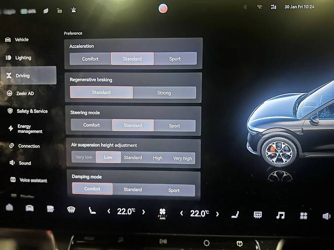 선호도에 맞게 차량 세팅을 조절하는 모습 / 출처=IT동아