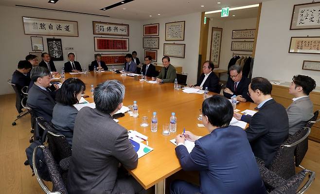 왼쪽부터 시계 방향으로 최상엽 연세대 경제학과 교수, 조수정 고려대 법학전문대학원 교수, 이재민 서울대 법학전문대학원장, 유명희 전 통상교섭본부장, 김진일 고려대 경제학과 교수, 권남훈 산업연구원장, 정철 한국경제연구원장, 박태호 서울대 명예교수, 최병일 법무법인 태평양 통상전략혁신 허브 원장, 허정 서강대 경제학과 교수, 최석영 법무법인 광장 고문, 홍석현 이사장, 이하경 중앙일보 대기자, 왕윤종 전 국가안보실 3차장, 박준 IMM프라이빗에쿼티 이사, 박지형 서울대 경제학부 교수, 김소영 서울대 경제학부 교수. 장진영 기자
