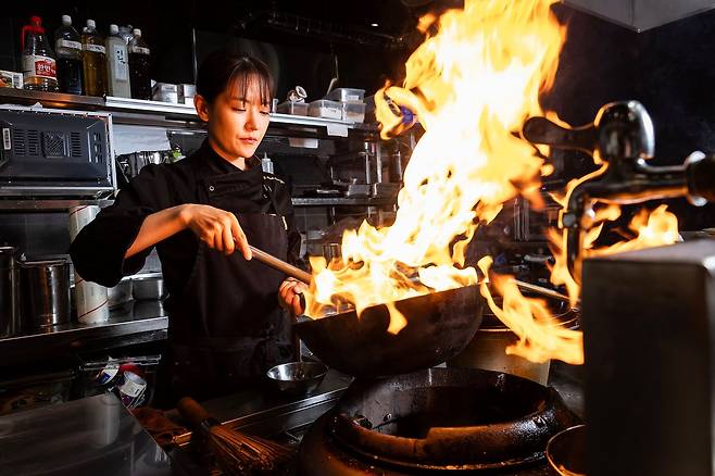 지난 20일 서울 강남 중식당 '누와'에서 요리를 하고 있는 박은영 셰프. 전민규 기자